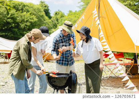 男女在營地享受燒烤 126703671