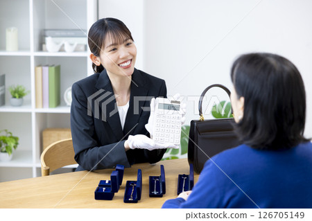 現場購買：一位女士正在評估一件商品 126705149