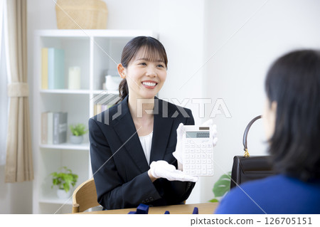 現場購買：一位女士正在評估一件商品 126705151