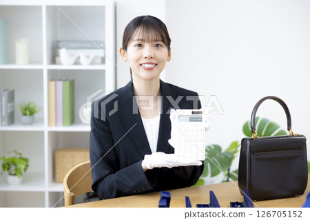 現場購買：一位女士正在評估一件商品 126705152