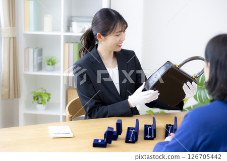 現場購買:一位女士正在評估一件商品 現場購買:一位女士正在評估一件商品 126705442