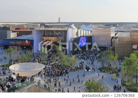 從大阪關西世博會的大屋頂環上眺望美國館和法國館 126706368