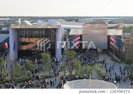 從大阪關西世博會的大屋頂環上眺望美國館和法國館 從大阪關西世博會的大屋頂環上眺望美國館和法國館 126706373