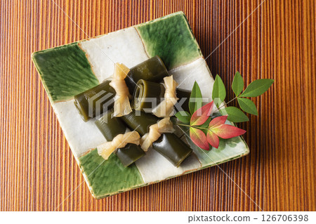 新年菜餚和海帶卷 126706398