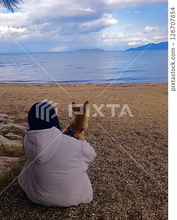 在藍天白雲下,靜靜的湖畔沙灘上,和狗狗一起度過寶貴的時光 在藍天白雲下,靜靜的湖畔沙灘上,和狗狗一起度過寶貴的時光 126707854
