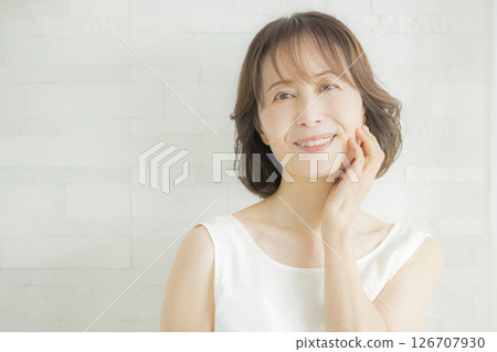 開窗簾的中年女人 126707930