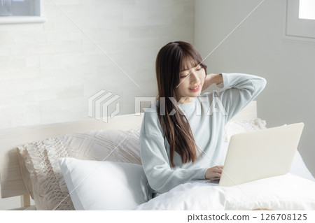 A woman who takes a computer at bed 126708125