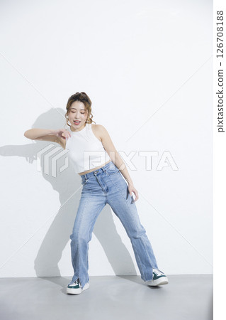 Women dancing 126708188