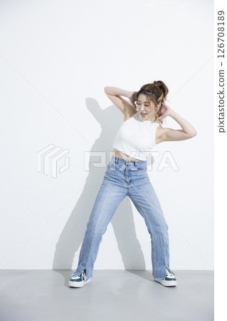 Women dancing 126708189