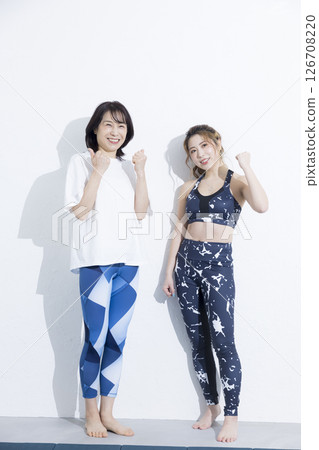 扮演瑜伽和教練的女性 126708220