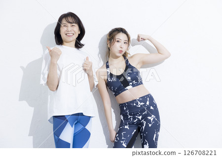 Women who play yoga and instructors 126708221