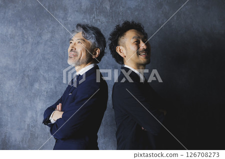 穿西裝的有鬍子的男人 穿西裝的有鬍子的男人 126708273