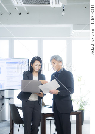 business people meeting business people meeting 126708311