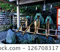 二見置玉神社是伊勢朝聖的起點。二見蛙在 chozuya（淨化噴泉）歡迎遊客。 126708317