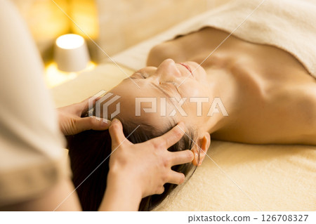 美容院接受按摩的老年婦女 126708327