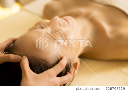 美容院接受按摩的老年婦女 美容院接受按摩的老年婦女 126708329