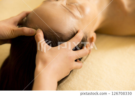 美容院接受按摩的老年婦女 126708330