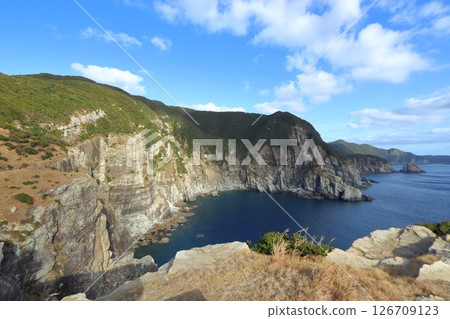從五島列島福江島的大瀨崎燈塔眺望的懸崖（眺望台方向） 126709123