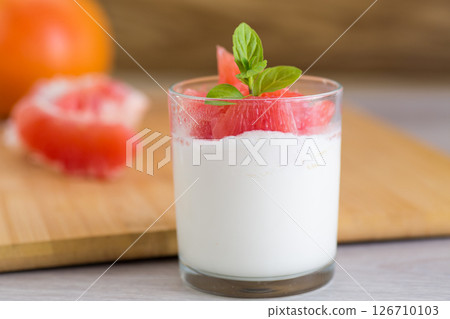 Healthy dessert made from yogurt and fresh grapefruit pieces 126710103