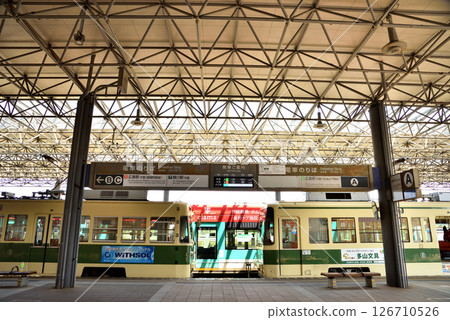 停靠在起點廣島港站的電車 停靠在起點廣島港站的電車 126710526
