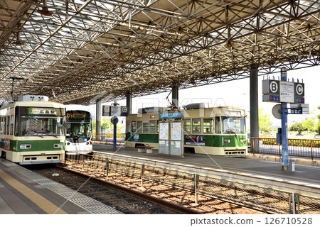 停靠在起點廣島港站的電車 停靠在起點廣島港站的電車 126710528