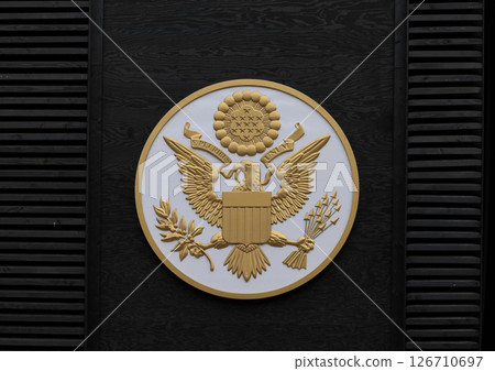 2025年大阪關西博覽會美國館入口上方的美國國徽 126710697