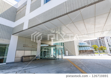 岐阜縣岐阜市晴朗天氣中的岐阜縣立圖書館 126710891