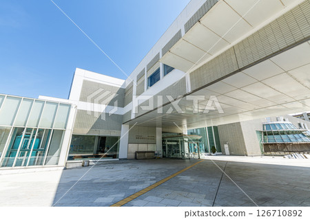 岐阜縣岐阜市晴朗天氣中的岐阜縣立圖書館 126710892