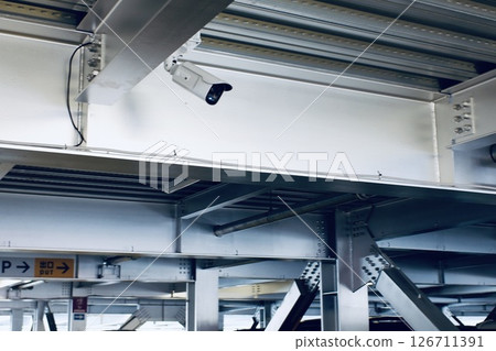在停車場的安全監控相機 126711391