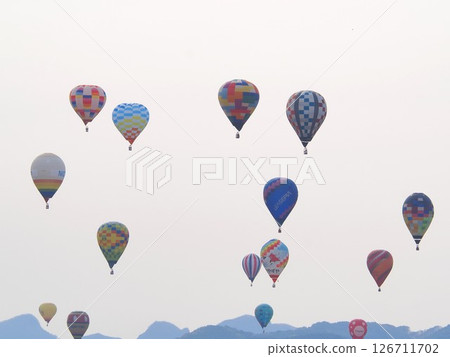 長野縣:五月,天空中飄浮許多熱氣球 長野縣:五月,天空中飄浮許多熱氣球 126711702