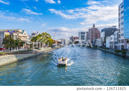 [Tokushima] A sightseeing boat sailing along the Shinmachi River 126711925