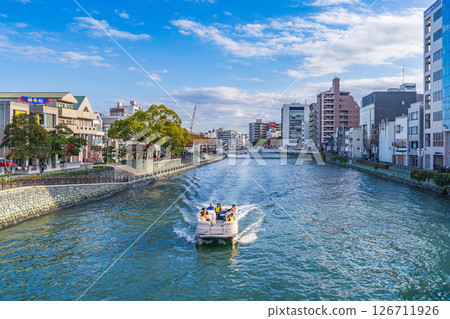 [Tokushima] A sightseeing boat sailing along the Shinmachi River 126711926
