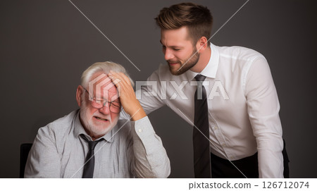 一位年長的商人正在承受壓力，而一位年輕的同事則在一旁支持他，這凸顯了企業界的心理健康問題 126712074