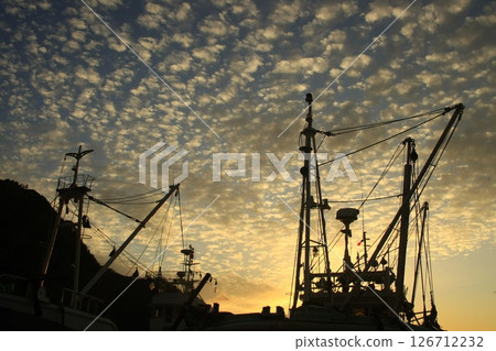 Fishing port dyed in the setting sun Fishing port dyed in the setting sun 126712232