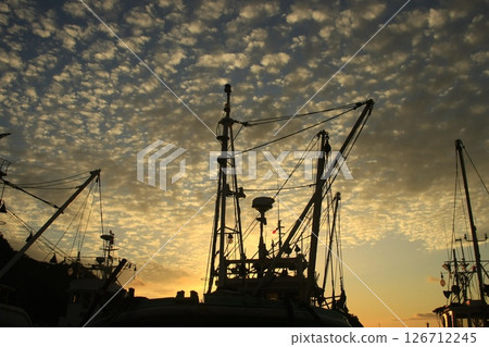 Fishing port dyed in the setting sun 126712245