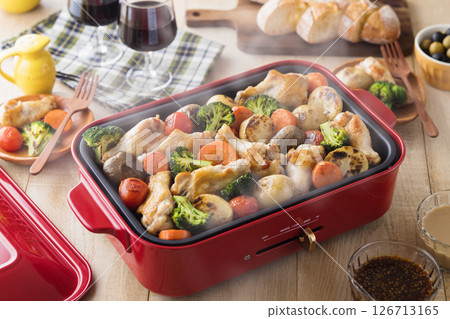 Roast chicken on a hot plate 126713165