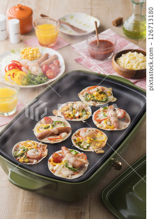 Mini pizza on a hot plate 126713180