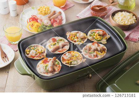 Mini pizza on a hot plate 126713181