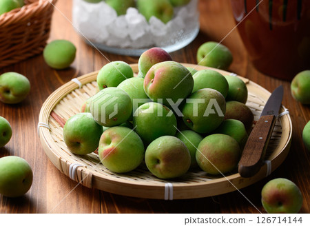 收成的紀州南口李子、青李子 126714144