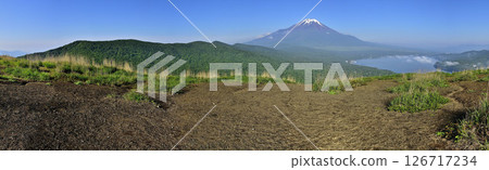 Panorama of the Mikuni ridge, Mt. Fuji, and Lake Yamanaka seen from the summit of Mt. Myojin in Tanzawa 126717234