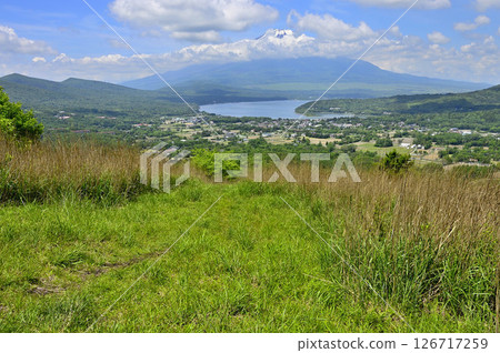 Mount Fuji and Lake Yamanaka seen from the summit of Mount Takasashi on the Koshu border ridge of the Tanzawa Mountains 126717259