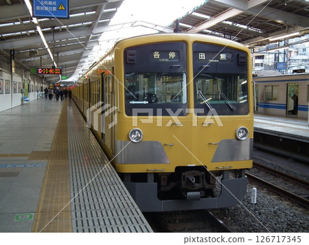 西武301系列311F停在西武新宿站 西武301系列311F停在西武新宿站 126717345