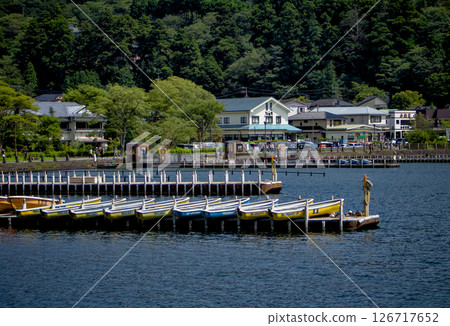 Boats neatly arranged on the lake and natural scenery of a hot spring resort 126717652