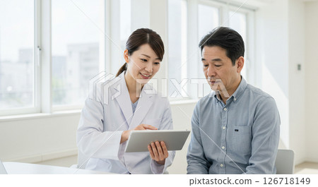 醫生和病人在平板電腦上解釋 126718149