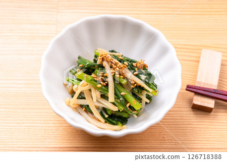 Garland chrysanthemum and Enoki mushrooms dressed with sesame seeds 126718388
