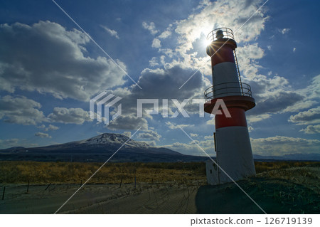 北海道森町砂原的砂崎燈塔與駒嶽山 北海道森町砂原的砂崎燈塔與駒嶽山 126719139