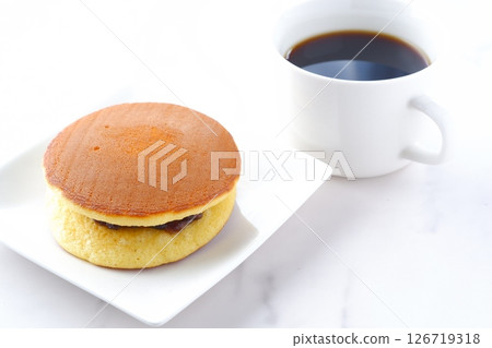 Snack time with dorayaki and freshly brewed coffee Snack time with dorayaki and freshly brewed coffee 126719318
