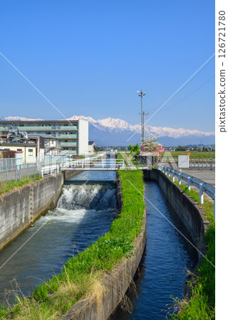 灌溉渠道和北阿爾卑斯山[北安曇郡池田町] 126721780