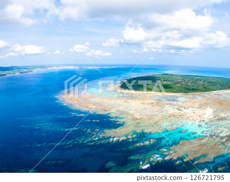 竹富島（沖繩縣竹富町）*遠處是石垣島 126721795
