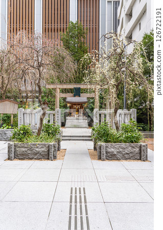 Yakuso Shrine (the god of medicine) enshrined in Fukutoku Forest, Torii gate, Muromachi, Nihonbashi, Chuo-ku, Tokyo 126722191